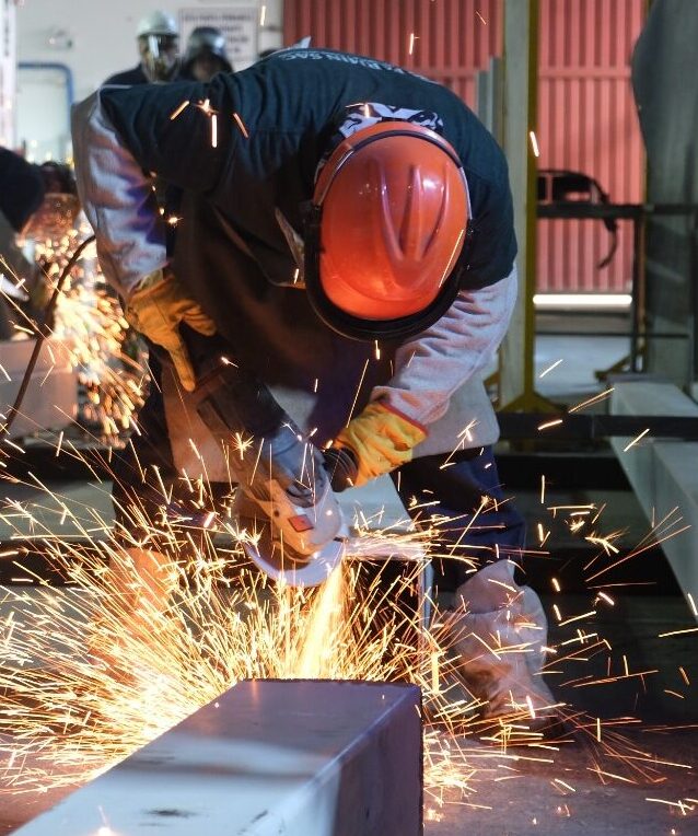 Trabajador industrial realizando labores de soldadura en entorno de trabajo seguro